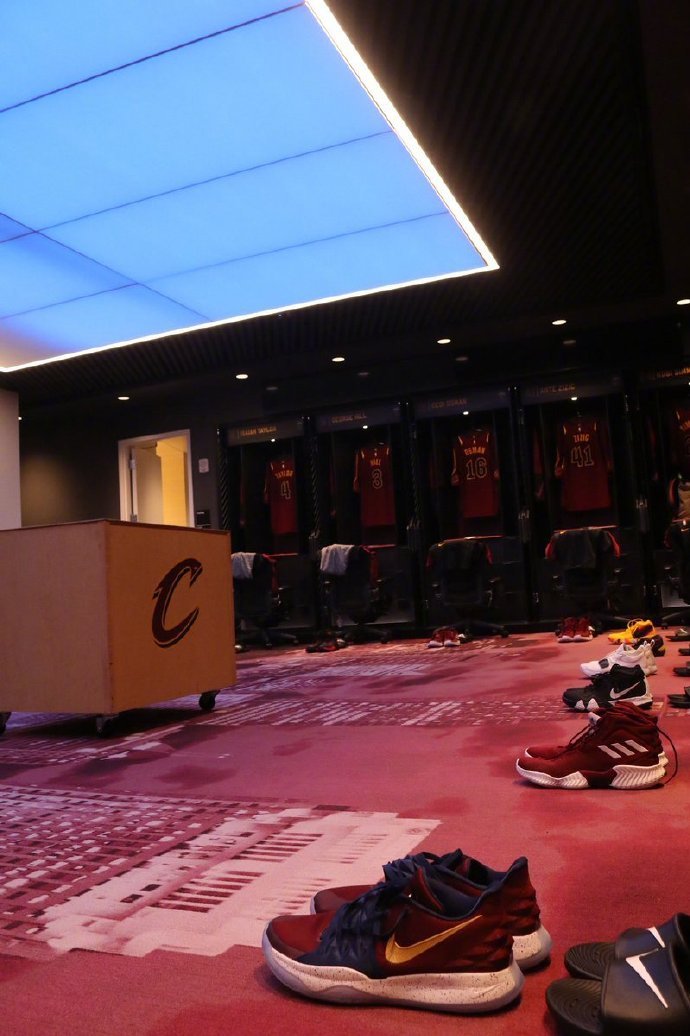 乐鱼体育在线-社区盾今晨再迎强敌，克里夫兰骑士更衣室发声，主帅态度：更衣室稳定，医务组通报恢复