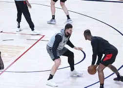 乐鱼体育在线-波特兰开拓者训练开放日；关键时刻队长鼓劲引欢呼；欧篮联在即；赛程密集仍需轮换