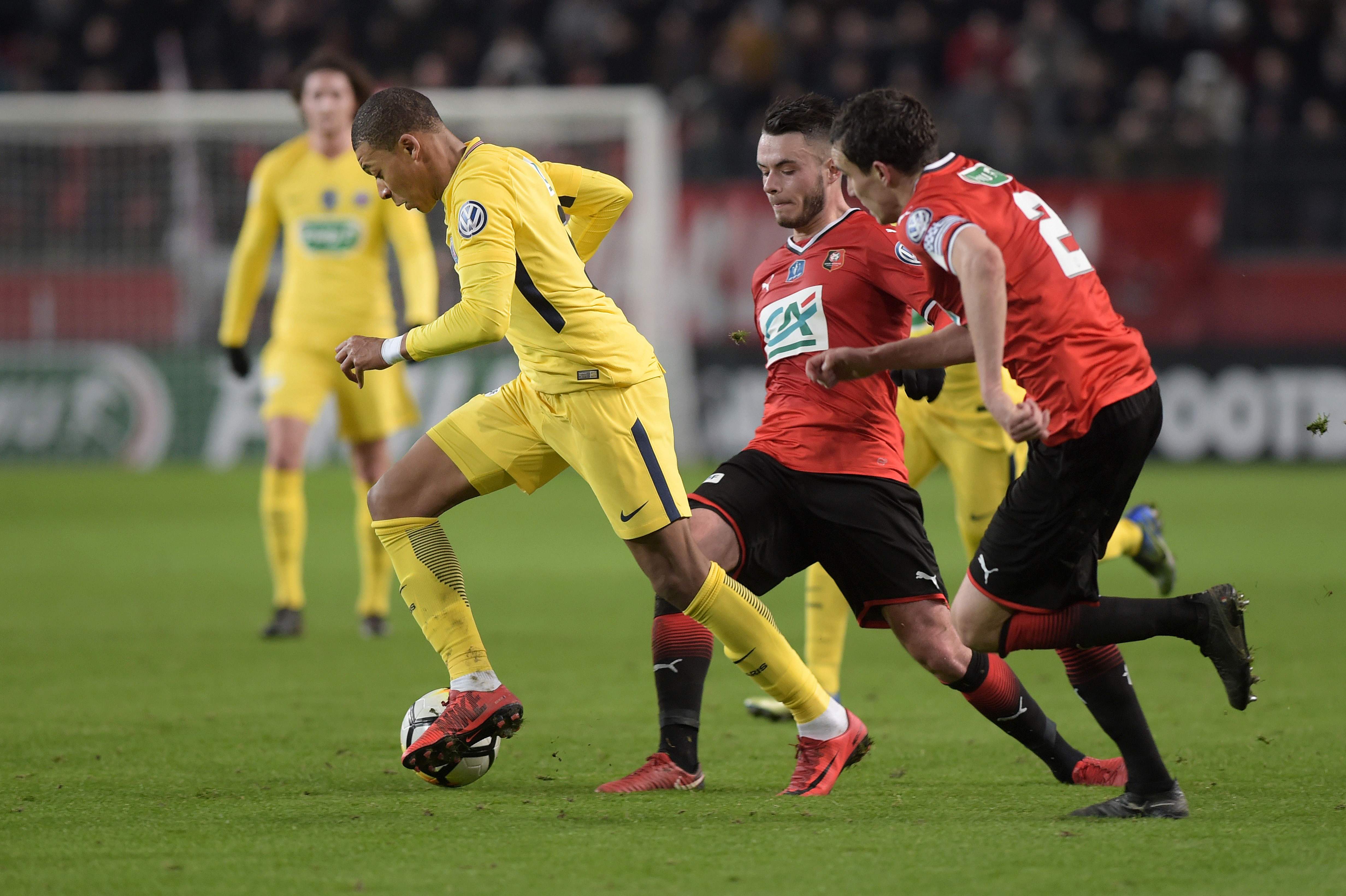 乐鱼体育网站入口-广东宏远发布备战花絮；国际比赛日防线松动；法国杯任务艰巨；团队化学反应显著